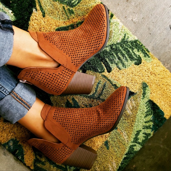 🚨ON SALE//The Clarice//camel ankle bootie - Picture 2 of 8